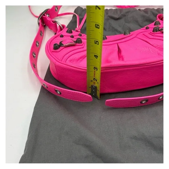 Balenciaga LE CAGOLE shoulder bag in hot pink lambskin
NWT - Picture 5 of 9
